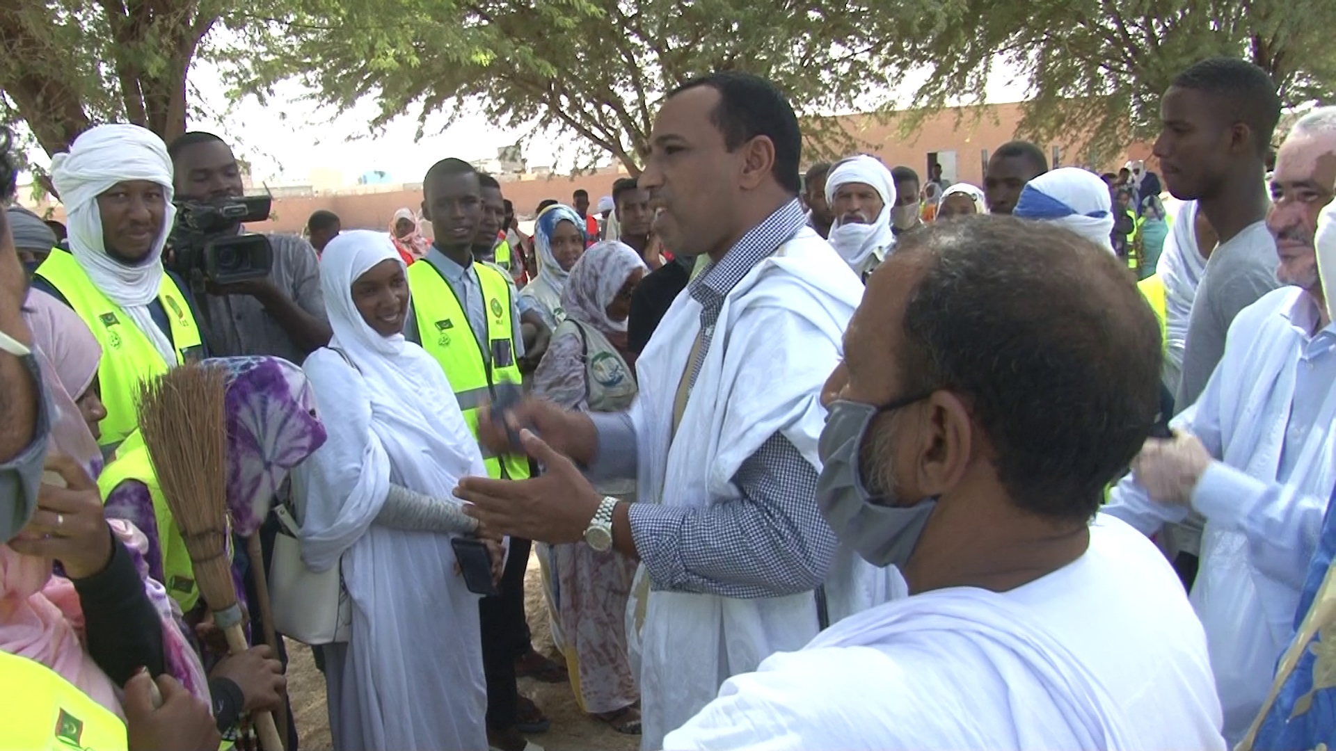 عمدة دار النعيم أمم القطب أمم يتوسط بعض المشاركين في حملة النظافة